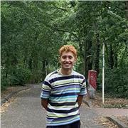 Soy un chico con nivel B2-C1 según la Universidad Rovira i Virgili. Tengo acento británico. Soy dinámico y alegre, se me dan bien los niños